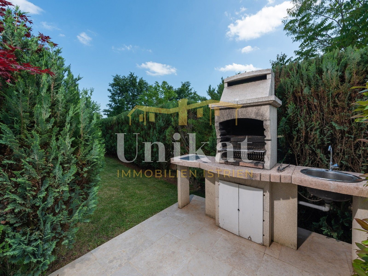 Villa moderna con piscina interna ed esterna